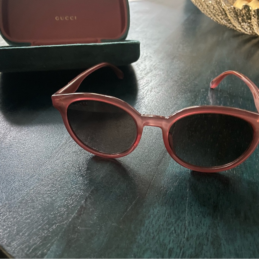 GUCCI ROUNDED CAT EYE SUNGLASSES
Color: PINK